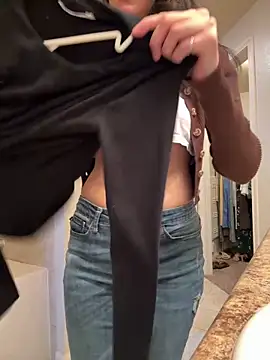 Natur4lBeautyb33 online show from November 19, 2025, 10:43 pm