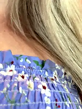 SkyelarSommer online show from September 13, 2025, 5:46 pm