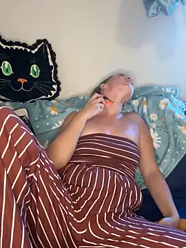 SkyelarSommer online show from October 16, 2025, 4:52 pm