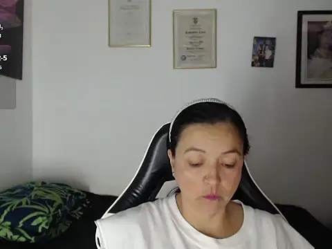 Snapshot of katty_lorens chatting on June 7, 2026, 1:54 am katty lorens online show from June 7, 2026, 1:54 am