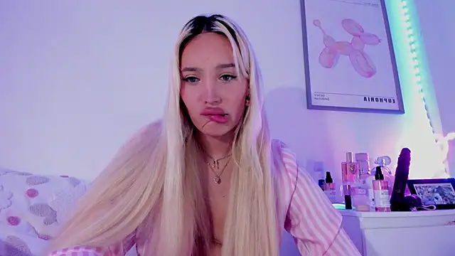 Snapshot of _viioletweekend_ chatting on March 10, 2025, 12:07 am viioletweekend online show from March 10, 2025, 12:07 am