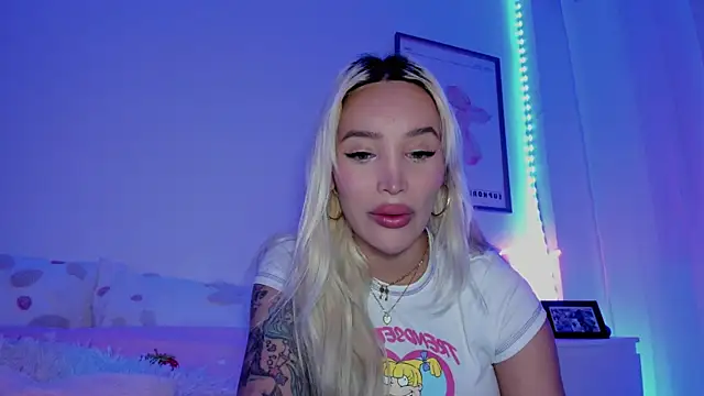 Snapshot of _viioletweekend_ chatting on March 12, 2025, 9:35 pm viioletweekend online show from March 12, 2025, 9:35 pm