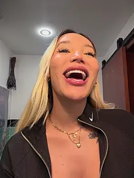 Snapshot of _viioletweekend_ chatting on November 25, 2025, 6:08 pm viioletweekend online show from November 25, 2025, 6:08 pm