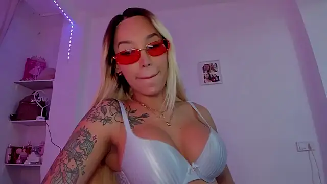 Snapshot of _viioletweekend_ chatting on November 28, 2025, 8:44 pm viioletweekend online show from November 28, 2025, 8:44 pm