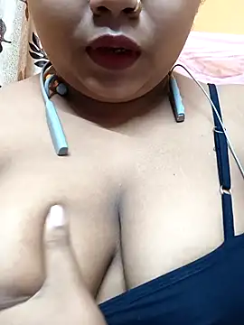 Snapshot of Sophiaboudi chatting on February 12, 2025, 5:37 pm Sophiaboudi online show from February 12, 2025, 5:37 pm