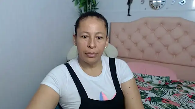 mature martina online show from September 25, 2025, 11:08 pm