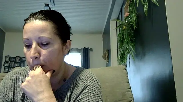 Snapshot of feline27 chatting on January 18, 2026, 12:42 pm feline27 online show from January 18, 2026, 12:42 pm