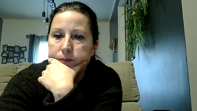 Snapshot of feline27 chatting on February 20, 2026, 5:02 pm feline27 online show from February 20, 2026, 5:02 pm