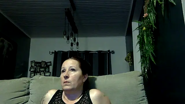 feline27 online show from April 4, 2026, 8:17 pm