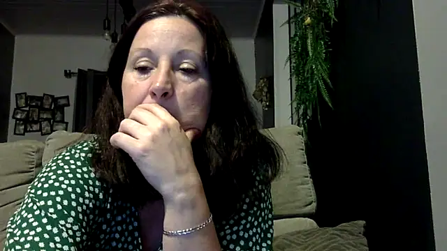 feline27 online show from April 14, 2026, 9:21 pm