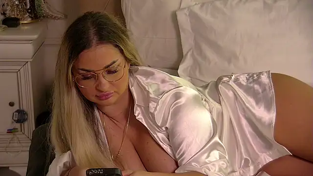 Denisse Perry online show from February 15, 2026, 10:17 pm