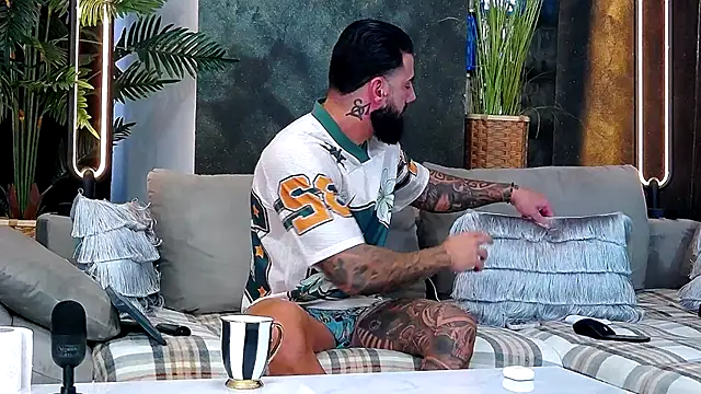 masterkingofmusclee online show from November 12, 2025, 7:31 am