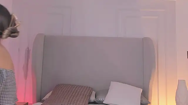 chloe d online show from October 25, 2025, 1:07 pm