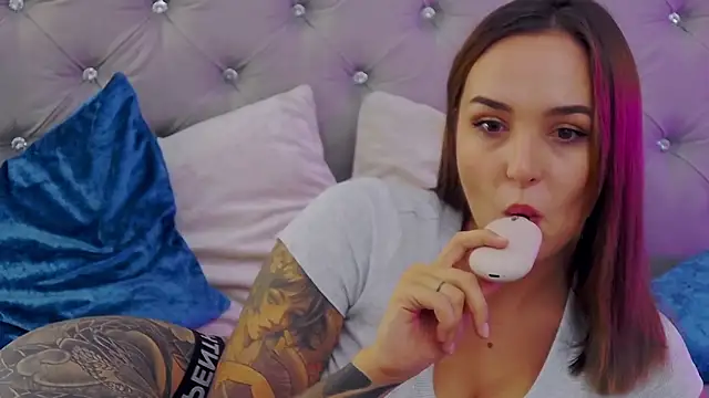 MeIisaLove online show from September 11, 2025, 8:20 pm