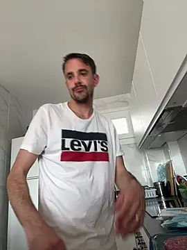 Snapshot of julian333 chatting on March 19, 2025, 2:02 pm julian333 online show from March 19, 2025, 2:02 pm