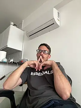 Snapshot of julian333 chatting on March 22, 2025, 12:35 pm julian333 online show from March 22, 2025, 12:35 pm