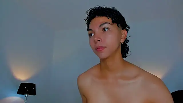 Snapshot of xhenisa_ chatting on November 11, 2025, 6:30 pm xhenisa online show from November 11, 2025, 6:30 pm