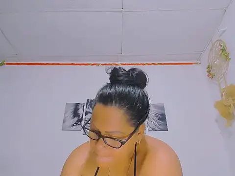 Alhelqueen online show from February 9, 2026, 8:40 am