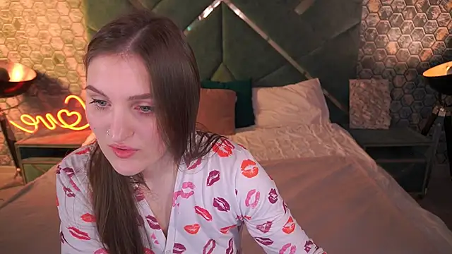 EmmyCharmm online show from November 16, 2025, 6:41 am