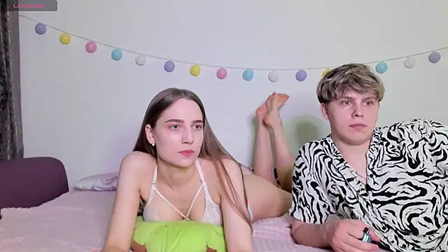 Emily and Ilumi online show from December 18, 2024, 7:52 pm