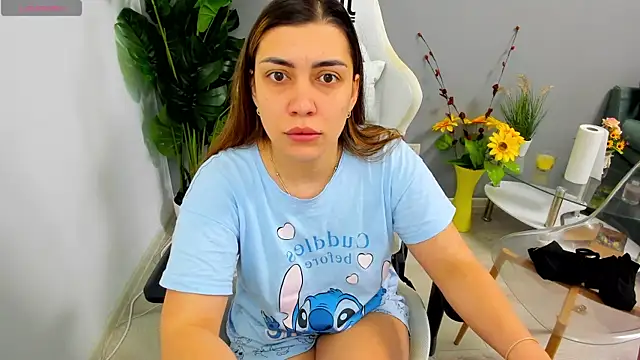 Snapshot of EveEvian chatting on April 27, 2026, 11:19 am EveEvian online show from April 27, 2026, 11:19 am