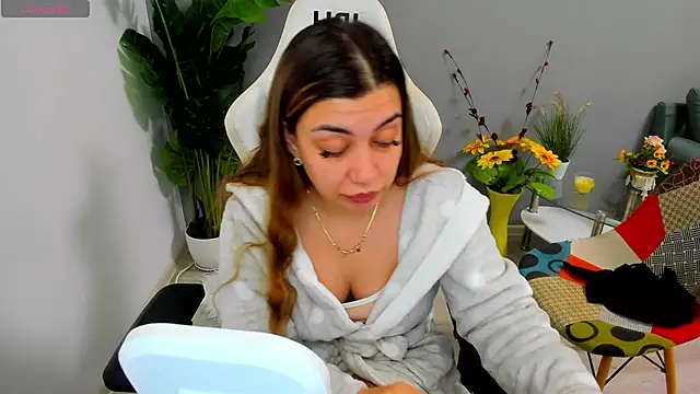 Snapshot of EveEvian chatting on April 30, 2026, 10:32 am EveEvian online show from April 30, 2026, 10:32 am