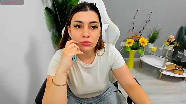 Snapshot of EveEvian chatting on May 13, 2026, 5:32 pm EveEvian online show from May 13, 2026, 5:32 pm