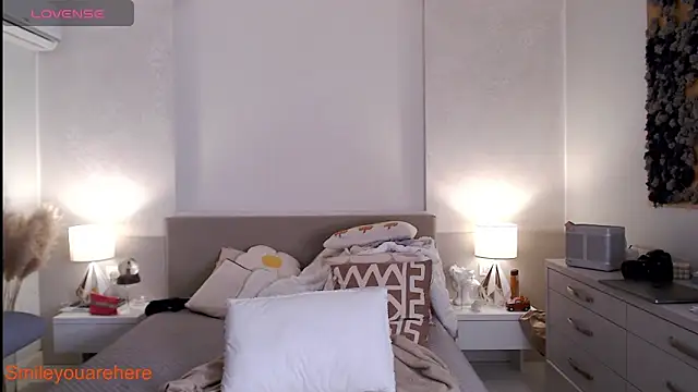 Smileyouarehere online show from April 16, 2026, 9:39 pm