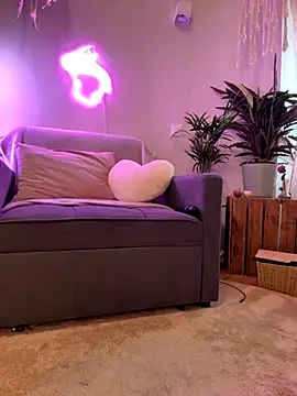 Mia Railey online show from September 8, 2025, 4:28 pm