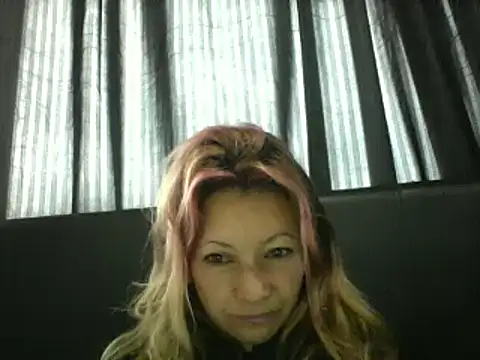 Snapshot of Paulita_x3 chatting on February 22, 2025, 11:35 am Paulita x3 online show from February 22, 2025, 11:35 am