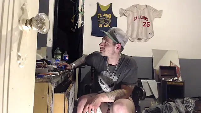 Snapshot of sledge901 chatting on February 18, 2026, 12:28 am sledge901 online show from February 18, 2026, 12:28 am