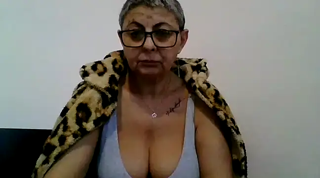 Snapshot of roseblak42 chatting on February 4, 2025, 2:43 pm roseblak42 online show from February 4, 2025, 2:43 pm