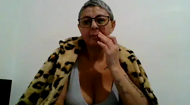 Snapshot of roseblak42 chatting on February 15, 2025, 6:01 pm roseblak42 online show from February 15, 2025, 6:01 pm