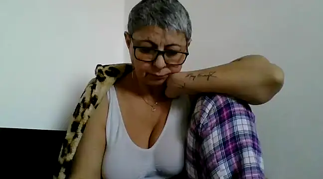 Snapshot of roseblak42 chatting on February 20, 2025, 2:35 pm roseblak42 online show from February 20, 2025, 2:35 pm