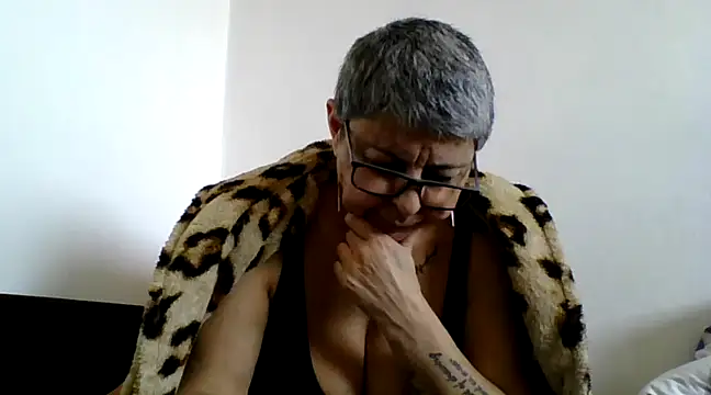 Snapshot of roseblak42 chatting on March 7, 2025, 9:07 am roseblak42 online show from March 7, 2025, 9:07 am