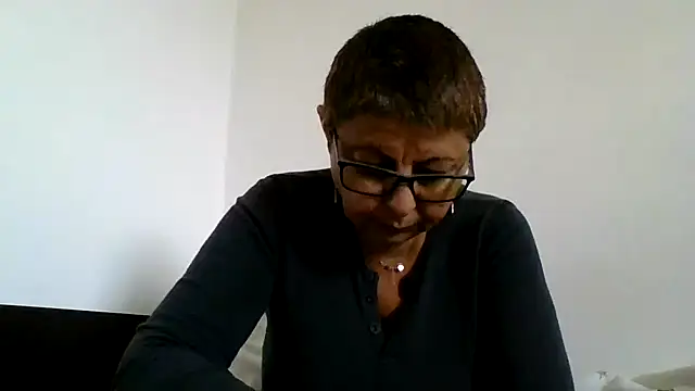 Snapshot of roseblak42 chatting on October 1, 2025, 12:00 pm roseblak42 online show from October 1, 2025, 12:00 pm