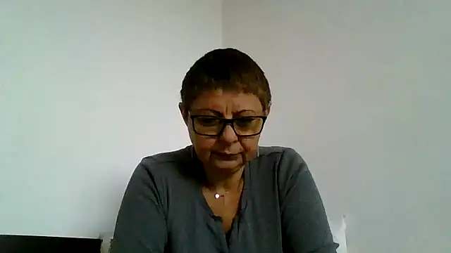 Snapshot of roseblak42 chatting on October 3, 2025, 8:33 am roseblak42 online show from October 3, 2025, 8:33 am