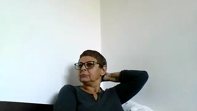 Snapshot of roseblak42 chatting on October 16, 2025, 2:18 pm roseblak42 online show from October 16, 2025, 2:18 pm
