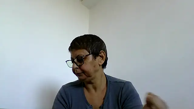Snapshot of roseblak42 chatting on October 19, 2025, 9:32 am roseblak42 online show from October 19, 2025, 9:32 am