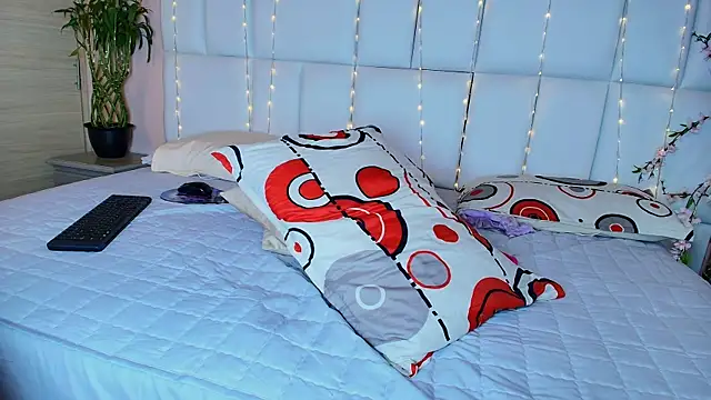 Snapshot of kiana_cream chatting on January 24, 2025, 5:53 pm kiana cream online show from January 24, 2025, 5:53 pm
