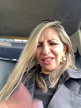  Abril-Office1 online show from February 3, 2025, 4:31 pm