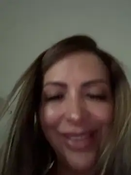 Snapshot of _Abril-Office1 chatting on April 9, 2026, 4:45 pm Abril-Office1 online show from April 9, 2026, 4:45 pm