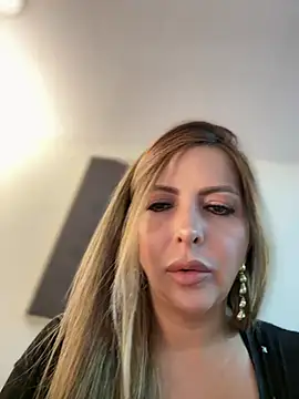 Snapshot of _Abril-Office1 chatting on April 13, 2026, 12:43 pm Abril-Office1 online show from April 13, 2026, 12:43 pm