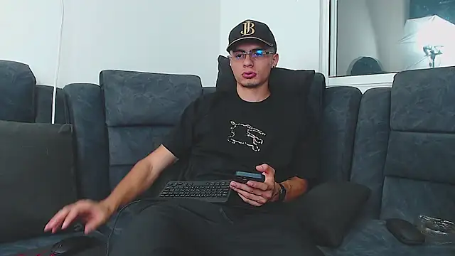 Stiven CL online show from February 25, 2025, 3:20 am