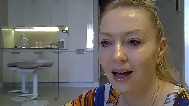 ZarinaSwift online show from February 25, 2026, 4:33 am