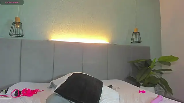 Snapshot of LiaVelez chatting on February 19, 2025, 7:27 pm LiaVelez online show from February 19, 2025, 7:27 pm