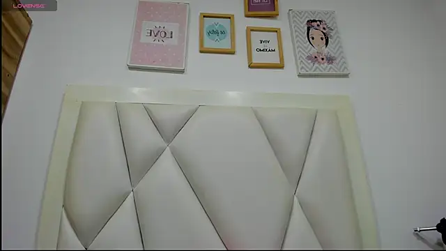 atilanadiaz7 online show from April 9, 2026, 5:40 pm