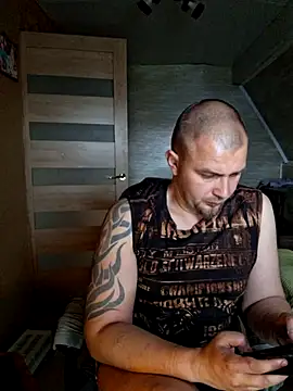 Snapshot of Foxyshaved chatting on May 13, 2026, 5:27 am Foxyshaved online show from May 13, 2026, 5:27 am
