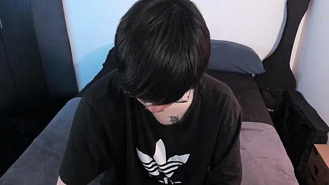 Aventure Twinks online show from April 17, 2026, 9:29 pm