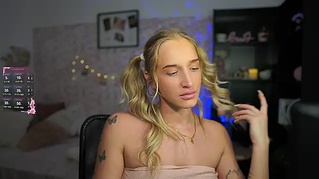 Nicolette  Shea  online show from March 14, 2025, 12:18 pm